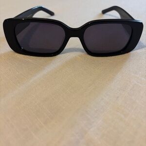 Banbe black sunglasses